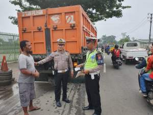 Parkir Asal-Asalan, Truk Kontainer di KM 22 Cikupa Langsung Ditilang Polisi