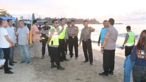 Kapolda Banten Brigjen Pol Listyo Sigit Prabowo saat memantau pengamanan tahun baru di Pantai Anyer, Serang.