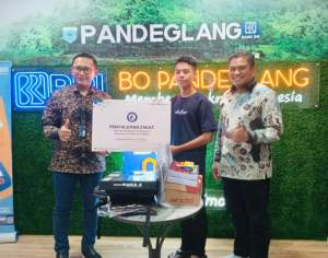 PT Bank Rakyat Indonesia (BRI) Cabang Pandeglang menyalurkan bantuan Pendidikan berupa tabungan BRI Junio untuk Derlin Ilham Wahyudi, Selasa 13 Juni 2023.