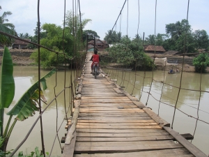 Jembatan gantung di Dsea Cikuya