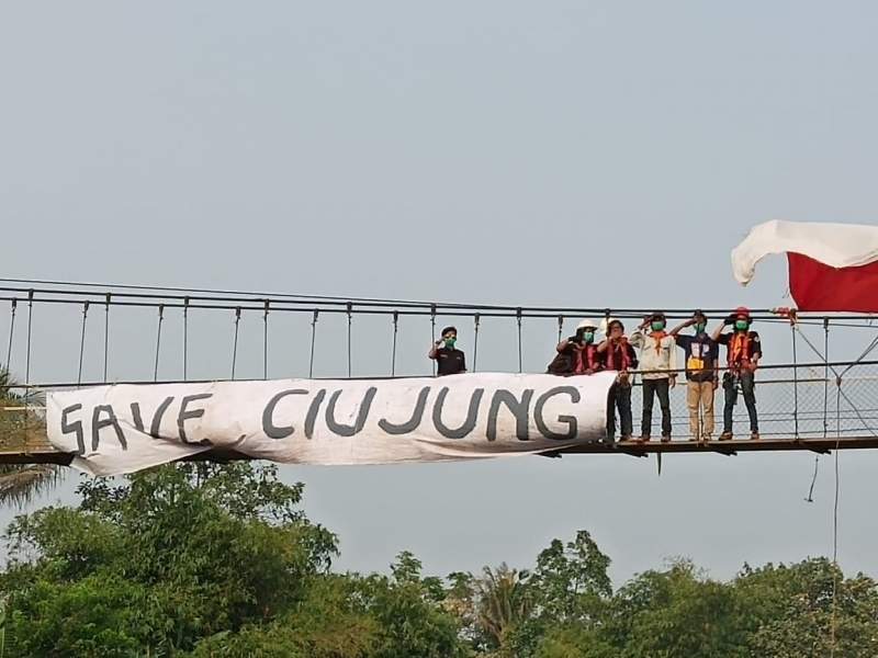 Aksi Protes, Sejumlah Mahasiswa Dan Masyarakat Kibarkan Bendera Di Sungai Ciujung Yang Tercemar