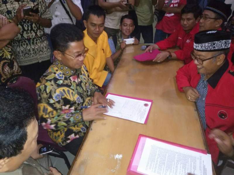 Ketua DPD II Golkar Kota Tangerang Sachrudin saat mengambil formulir pendaftaran di PDI Perjuangan