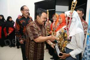 Walikota Serang Tb.Haerul Jaman memberikan hadiah trofi kepada para pemenang lomba Hari Gizi