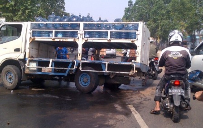 Tampak truk galon di Jalan KH. Hasyim Ashari