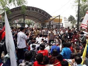 Didalam Gedung Pelantikan DPRD Banten, Diluar Cipayung Plus Lakukan Aksi