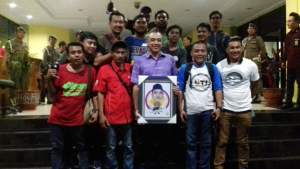 Gambar karikatur yang diberikan IJTI Kabupaten Tangerang kepada Bupati Zaki Iskandar