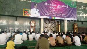 Zaki Solat Dhuha Berjaamaah Bersama Warga di Mesjid Al Amjad