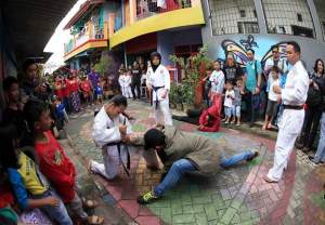 Pertunjukan Atraksi Karate di Pasar Kampung Berkelir