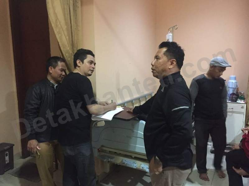 Anggota DPRD Kabupaten Tangerang Ahmad Supriadi menjenguk korban keracunan makanan