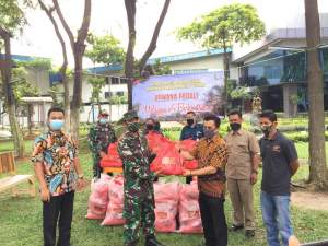 PT Arwana Nuansa Keramik Bagi Sembako Untuk Warga Terdampak Covid-19