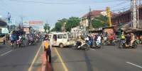 Petugas Dishub Tangsel saat mengurai kemacetan lalu lintas yang ada di Ciputat.