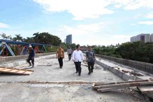 Wali kota Tangerang Arief R Wismanyah saat sidak progres pembangunan jembatan.