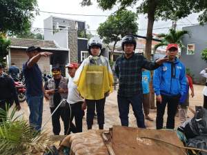 Kadis DPU Tangsel.Aries Kurniawan saat dampingi Walikota Tangsel Airin meninjau lokasi terdampak banjir.