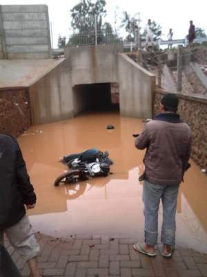 Tampak kendaraan sepeda motor korban tergelatak di underpass tol Balaraja.