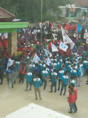 Demonstrasi buruh dari ALTAR di Kantor DInas Ketenagakerjaan Kabupaten Tangerang.