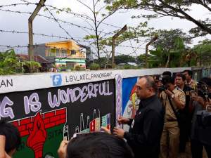 Bupati Tangerang Ahmed Zaki Iskandar melihat mural di belakang Kantor Kecamatan Panongan.