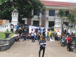 Masyarakat Desa Ujung Jaya Kembali Demo PN