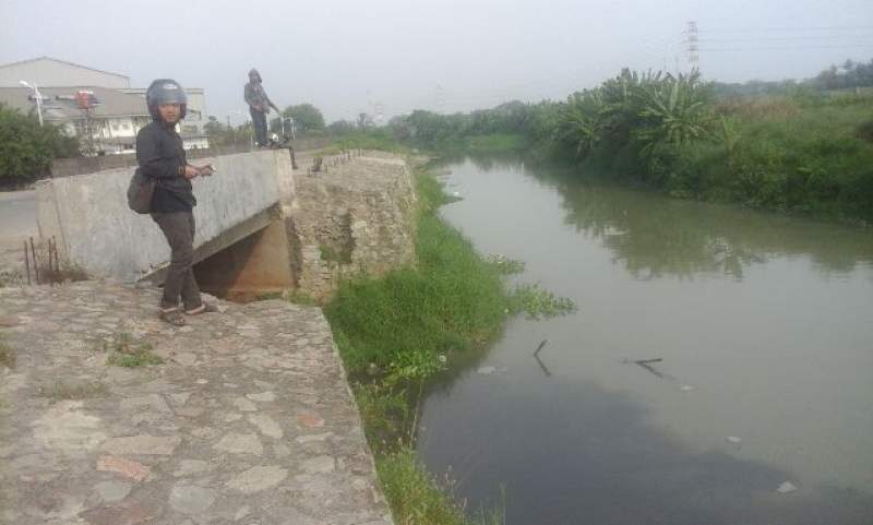 Sungai Cirarab yang tercemar limbah pabrik di Kawasan AKong, Sepatan.