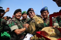 Plt Gub Banten Disemati Baret dan Brevet TNI