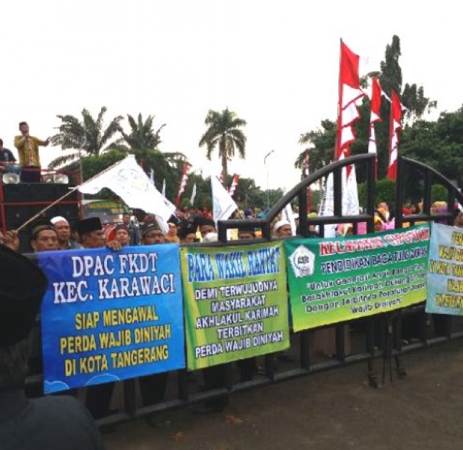 Saat aksi depan gedung DPRD Kota Tangerang