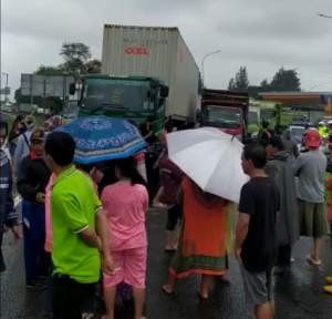 Warga Bitung Kembali Blokir Jalan Tol Tangerang - Merak