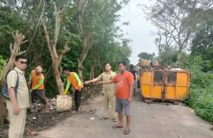 Sampah Menggunung di Desa Bunar Diangkut
