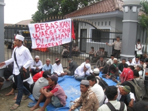 Masyarakat Desa Ujungjaya saat melakukan aksi demo di depan kantor Kejari Pandeglang