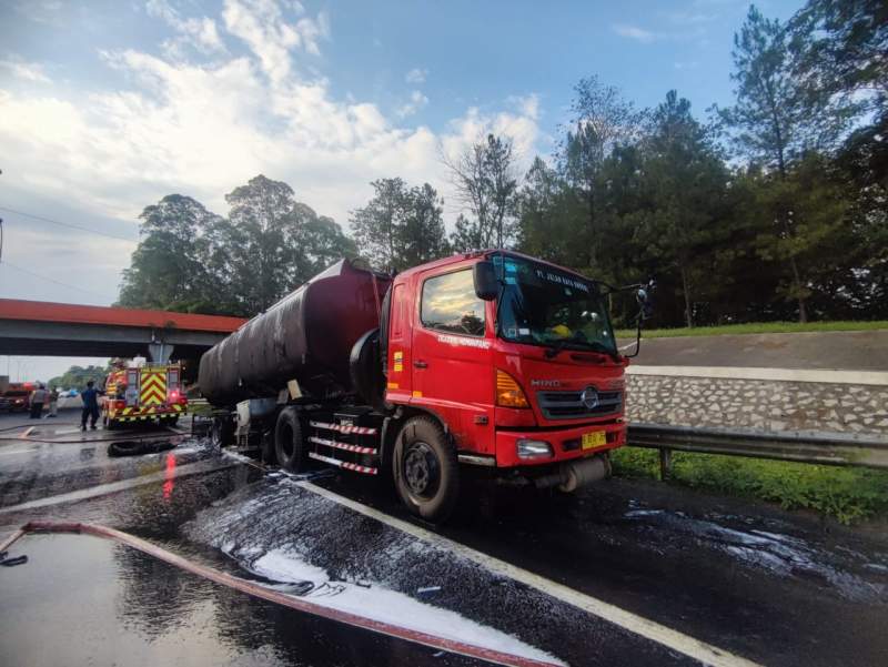 Truk Pengangkut Metanol Terbakar di Jalan Tol Merak - Tangerang