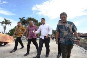 Wali kota Tangerang Arief R Wismanyah saat sidak progres pembangunan jembatan.