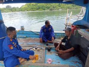 Kasatpolairud Polresta Tangerang Ajak Ngopi Nelayan Desa Kronjo