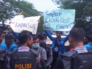 Tampak ratusan mahasiswa aksi di depan Gedung Dinsos Banten