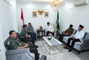 Panglima TNI Laksamana TNI Yudo Margono mengunjungi Ketua Umum PBNU KH Yahya Cholil Staquf, di Kantor Pusat PBNU di Kramat Raya, Jakarta Pusat, Rabu (12/4/2023).