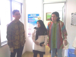 Dirut RSUD Berkah, Asmani (Tengah), dalam sebuah kesempatan ketika menerima kunjungan anggota DPR- RI, baru- baru ini.