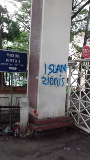 Tampak tulisan yang menghina Isalam di tembok kampus UIN Ciputa. (sugeng)