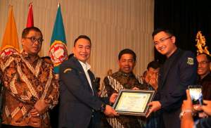 Wagub Banten Raih Penghargaan Adhitya Karya Mahatya Yodha Award 2017