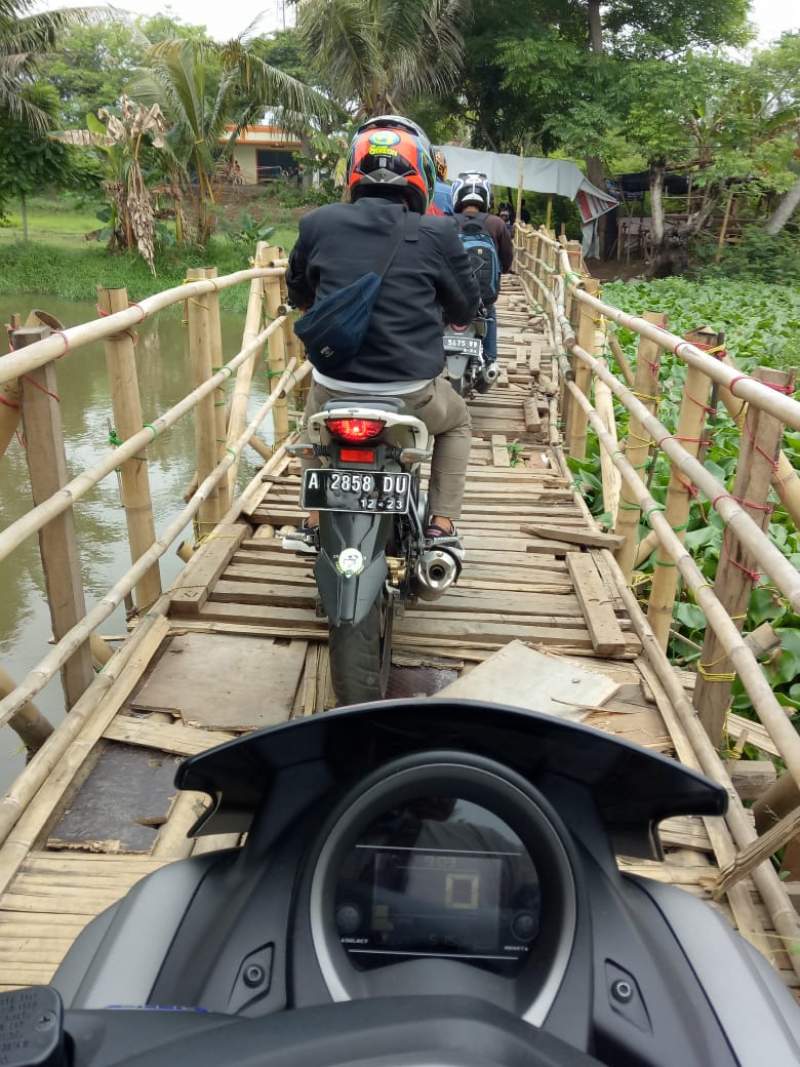 Tampak kondisi Jembatan darurat lontar yang menggunakan bahan bambu, sangat bahaya bagi pengguna (day).