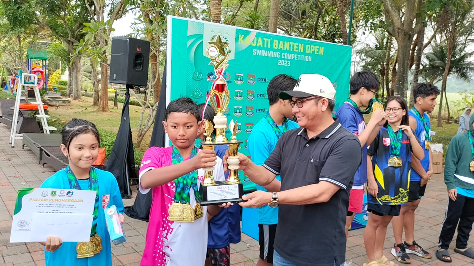Asintel Kejati Banten Serahkan Piala Kejuaraan Renang 2