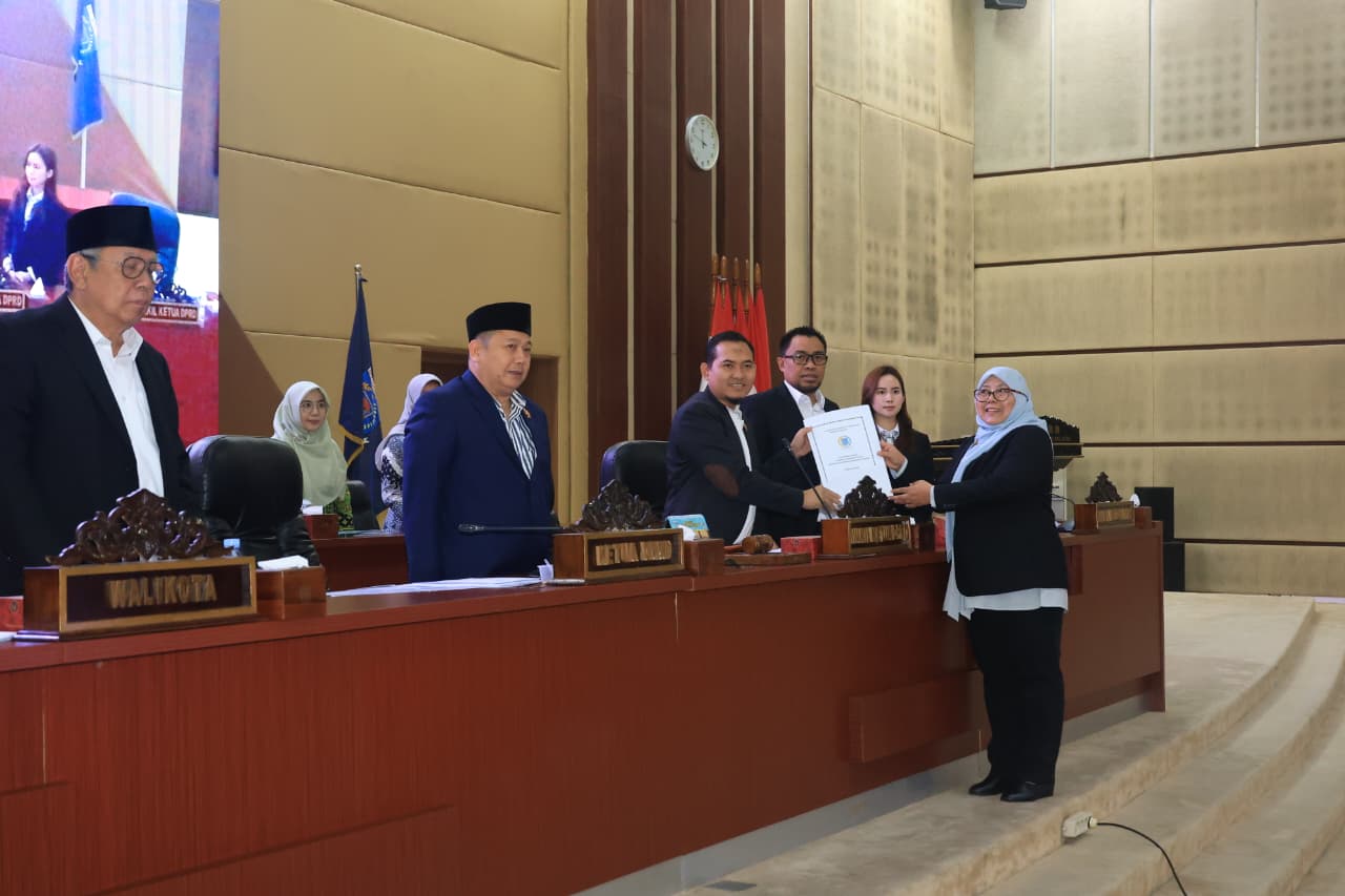 DPRD Tangsel Serahkan Raperda Fasilitasi Penyelenggaraan Pesantren ke Wali Kota 3