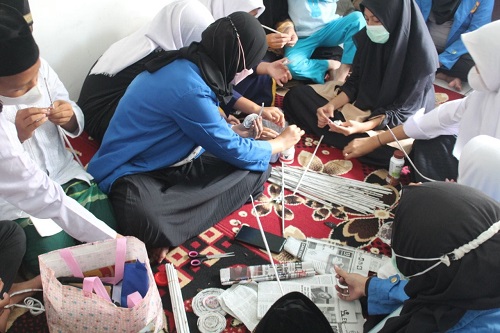Jaga Keseimbangan Lingkungan Anak Diajarkan Daur Ulang Koran 2