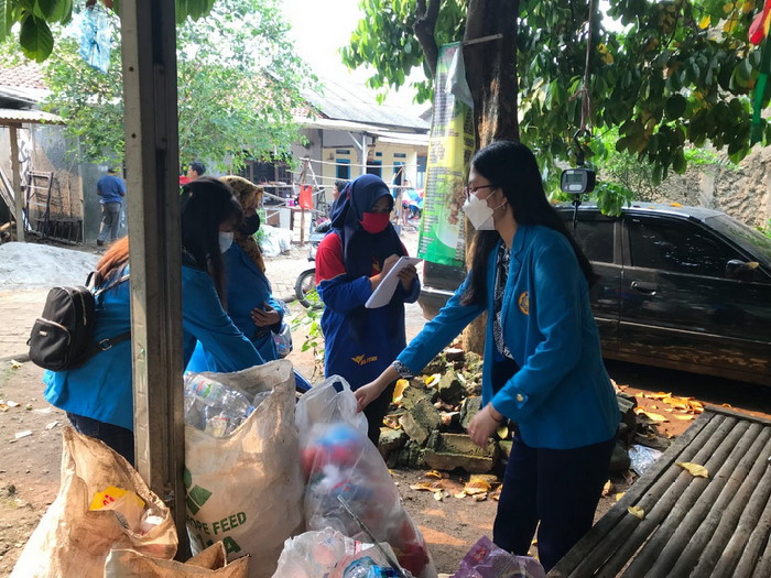 Kegiatan Mendaur Ulang Limbah Menjadi Kerajinan Bernilai dengan Penjualan di Bank Sampah Dahlia