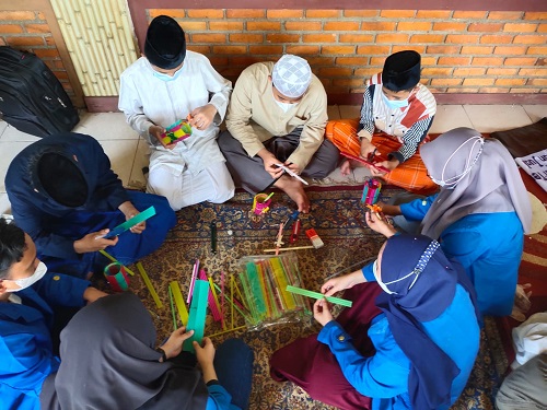 Melihat Keseruan Anak anak Panti Asuhan Membuat Kerajinan Tempat Pensil bersama Mahasiswa Unpam 2