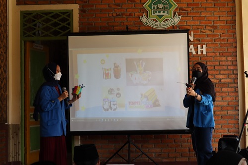 Melihat Keseruan Anak anak Panti Asuhan Membuat Kerajinan Tempat Pensil bersama Mahasiswa Unpam 3