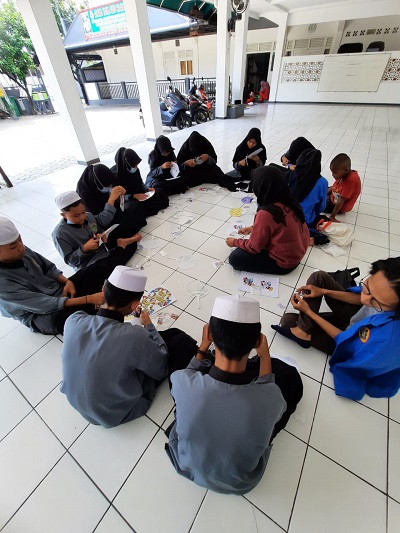 Menumbuhkan Minat Berwirausaha Melalui Kreativitas dalam Pembuatan Produk Produk Custom 3