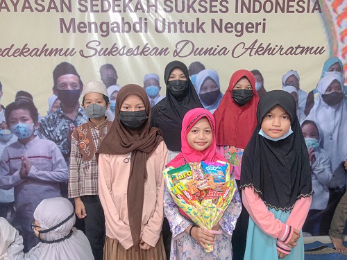 Pembuatan Bucket Snack sebagai Hadiah Kreatif dan Bernilai 2