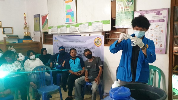 Penyuluhan Pembuatan Disinfektan kepada para Kader Posbindu 2