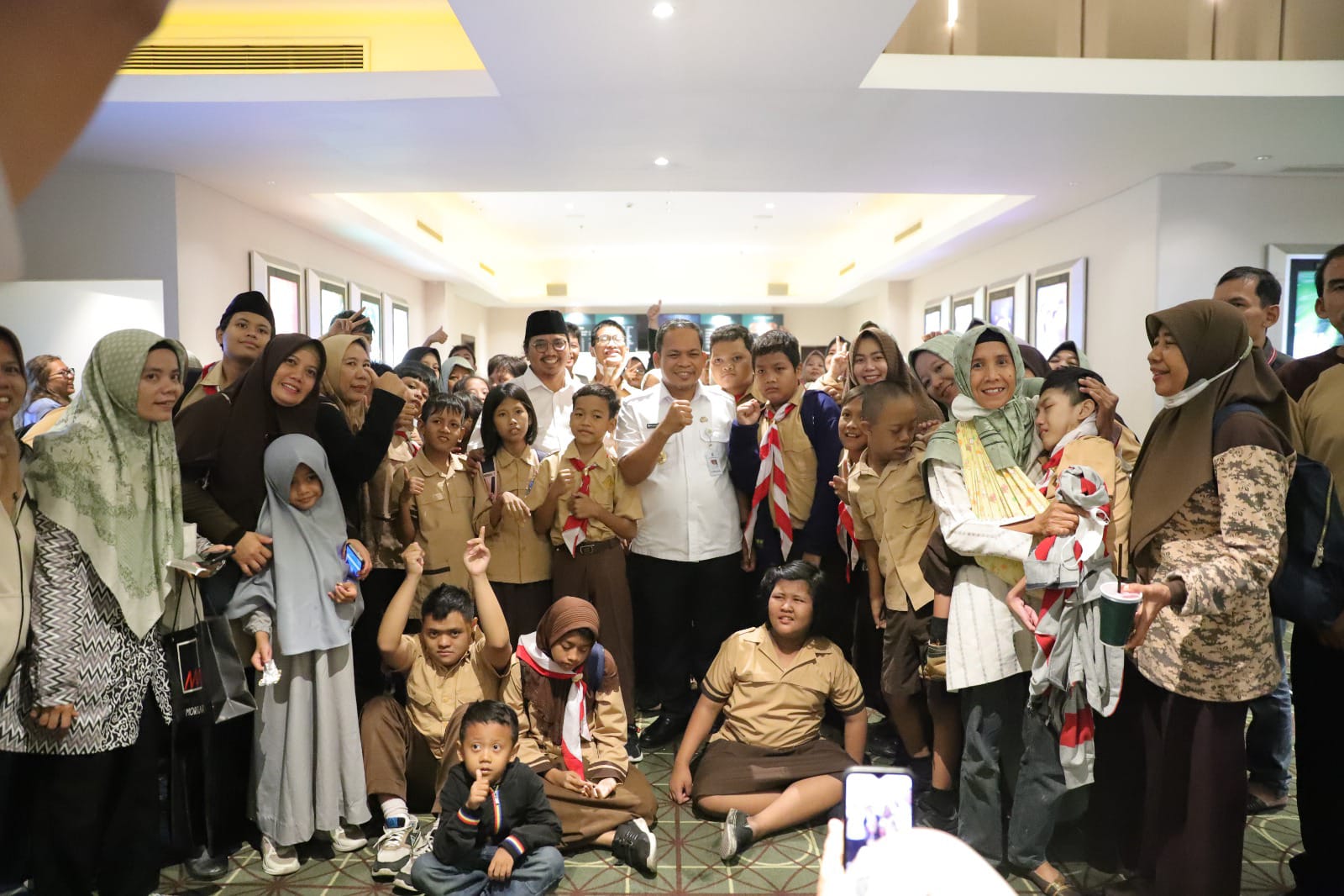 Peringati Hari Anak Sedunia Pemkot Tangerang Nonton Bioskop Bareng Anak Disabilitasjt