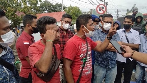Ratusan Massa Geruduk Kantor Kejaksaan Negeri TBA Minta Kajari Mundur 3