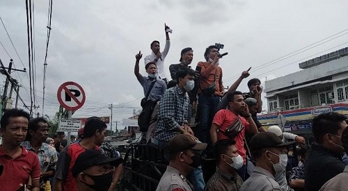 Ratusan Massa Geruduk Kantor Kejaksaan Negeri TBA Minta Kajari Mundur 4