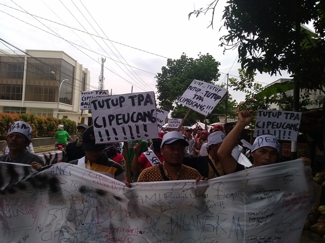 Ratusan Warga Serpong Unjuk Rasa Minta TPA Cipeucang Ditutup 2