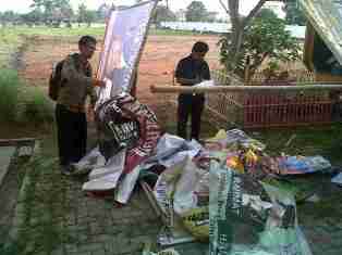 Barang bukti hasil penertiban panwascam gunung kaler bersama Pol PP dan PPL